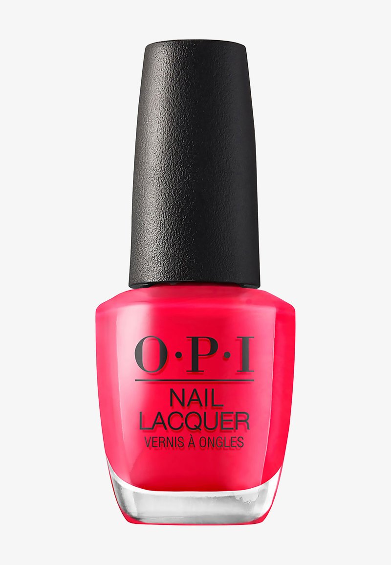 Vernis à ongles rose vif dans un flacon en verre carré avec un capuchon noir texturé. Présente des lettres noires pour les détails de la marque et du produit.