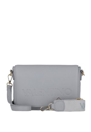 Sac à bandoulière en cuir gris avec texte "VALENTINO" en relief. Équipé de quincaillerie dorée et d'une sangle détachable avec détail de logo.