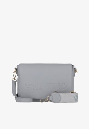Graue Leder-Umhängetasche mit geprägt "VALENTINO" Schriftzug. Verfügt über goldfarbene Beschläge und einen abnehmbarenTrageriemen mit Logo-Detail.