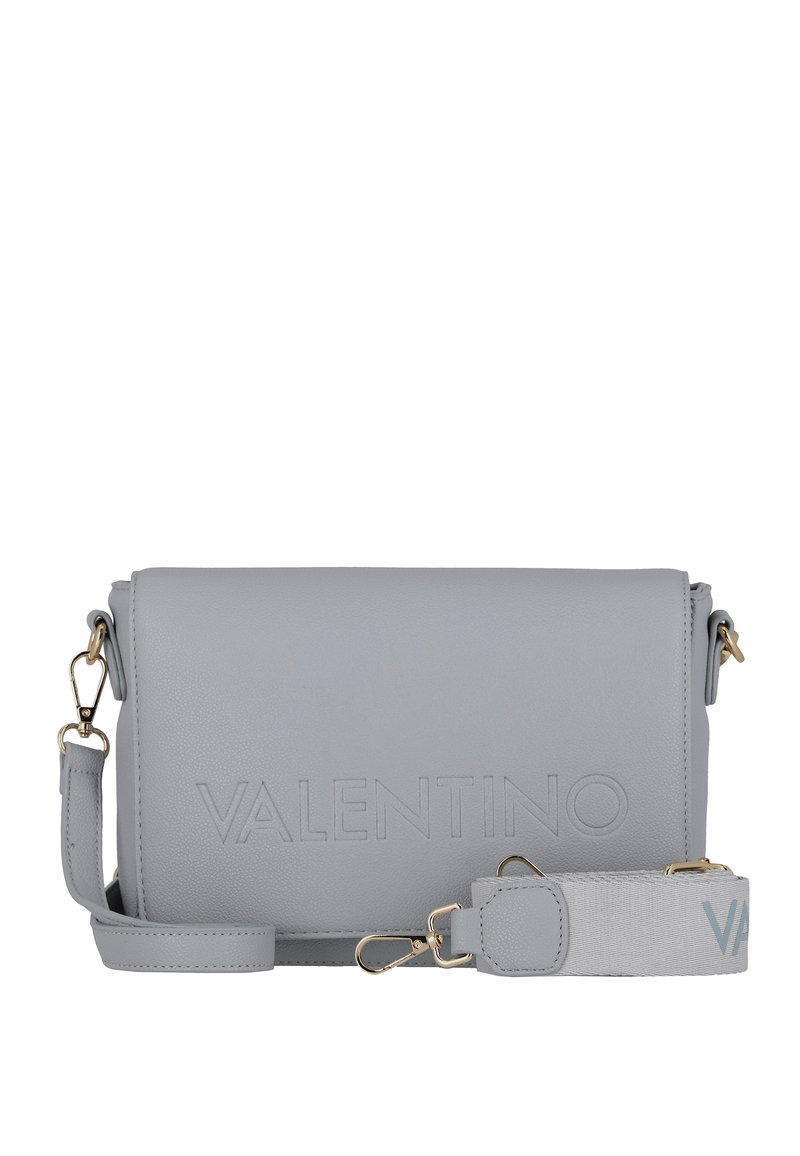 Borsa a tracolla in pelle grigia con testo in rilievo "VALENTINO". Caratterizzata da hardware dorato e una tracolla rimovibile con dettagli del logo.
