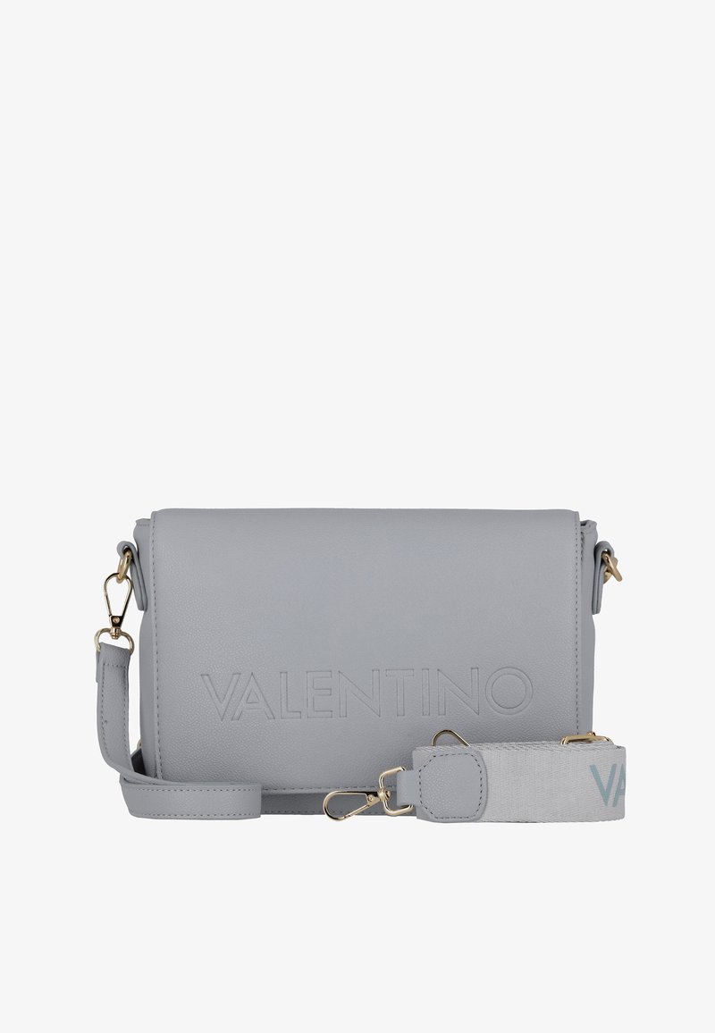 Borsa a tracolla in pelle grigia con testo in rilievo "VALENTINO". Caratterizzata da hardware dorato e una tracolla rimovibile con dettagli del logo.