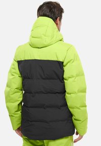 Gepolsterte Jacke mit einem schwarzen unteren Abschnitt und einem leuchtend grünen oberen Teil. Sie verfügt über eine Kapuze, ein gesteppte Design und eine glatte Textur.