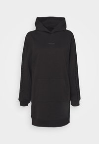 Schwarzer Kapuzenpullover mit langen Ärmeln und einer Fronttasche. Besitzt ein dezentes Logo-Detail auf der Brust und Branding entlang der Ärmel.