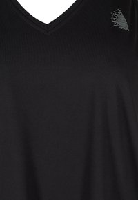 Active by Zizzi TRAININGS MIT V-AUSSCHNITT - Top - black