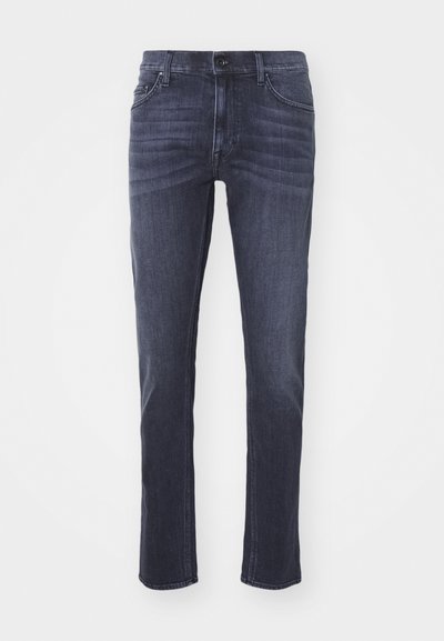 Jeans de mezclilla oscura con corte recto, diseño de cinco bolsillos, desvanecimiento sutil y costura de contraste. Cierre de botón y cremallera en la cintura.