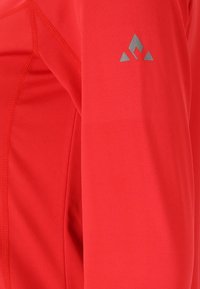 Rode activewear top met een gladde textuur, nauwsluitend ontwerp en een grijze logo-accent op de mouw. Gestikte details langs de naden.