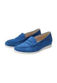 Mocassins en suede bleu avec un design de mocassin, présentant un détail cousu sur le devant et une semelle en caoutchouc blanc pour une meilleure adhérence.