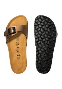 Läderflip-flopsandal med en brun rem och svart texturerad sula. Innersulan har en ljusbrun mockafinish och varumärkeslogotyp.