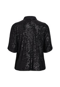 Crna sequins majica s kratkim rukavima, s ovratnikom i strukturiranom površinom prekrivenom vertikalnim šljokicama.