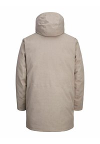 Bežna, vodoodporna jopica s kapuco preproste oblike, z elastičnimi manšetami in ravnim krojem, ki se ponaša z gladkim, rahlo teksturiranim materialom.