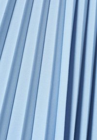 Tessuto azzurro chiaro con pieghe verticali, che mostra una texture liscia e un motivo uniforme su tutta la superficie.