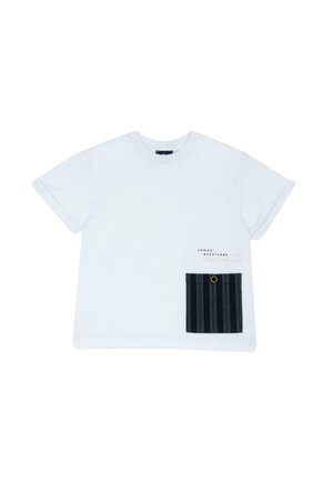 Biała koszulka z krótkim rękawem, okrągłym dekoltem, z małą czarną kieszonką w paski i tekstem po hiszpańsku w pobliżu kieszonki.