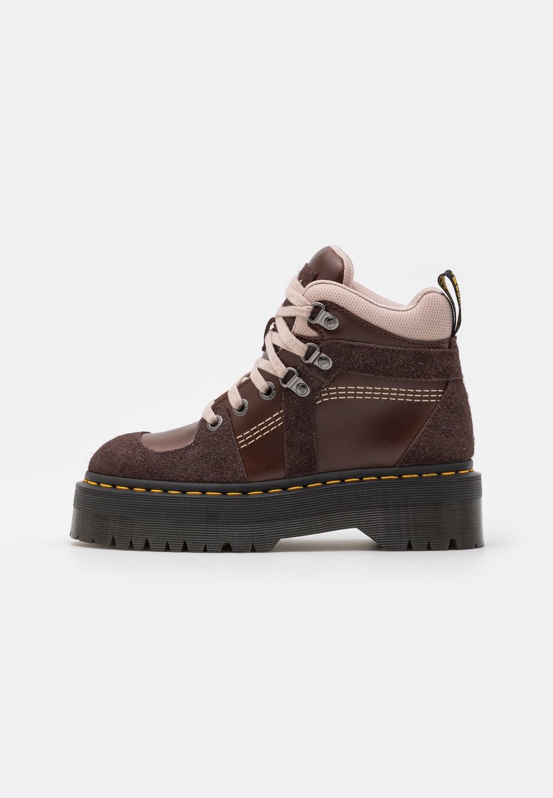 Bottine en daim et cuir marron et rose avec une épaisse semelle plateforme noire et des lacets beiges, vue de profil côté extérieur.