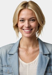 Goldfarbenes Herzanhänger-Halsketten auf einer zarten Kette, getragen über einem hellen cremefarbenen Oberteil, kombiniert mit einer verwaschenen Jeansjacke. Glatte Oberfläche, minimalistisches Design.