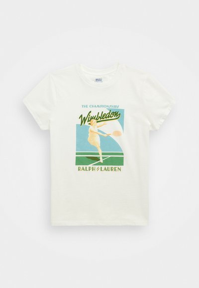 Bijela pamučna majica s retro grafikom tenisa. Tekst prikazuje "Wimbledon" i "RALPH LAUREN," s pastelnim bojama i uokvirenim dizajnom.