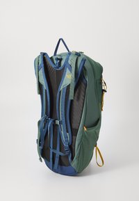 Mochila de material verde y azul con correas de hombro acolchadas, espalda de malla y múltiples bolsillos. Destacados acentos naranjas para detalle de diseño.