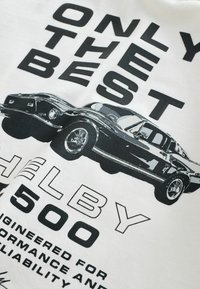 Stampa grafica in bianco e nero con un design di una Shelby 500 su sfondo bianco, con testo in grassetto che recita "SOLO IL MEGLIO."