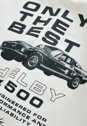 Mustvalge graafiline trükk, millel on Shelby 500 auto kujundus valgel taustal, julgete tähtedega tekstiga "AINULT PARIM".
