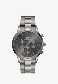Reloj de acero inoxidable plateado con un dial gris oscuro, tres sub-diales y marcadores de hora minimalistas. Presenta una pulsera de metal cepillado.