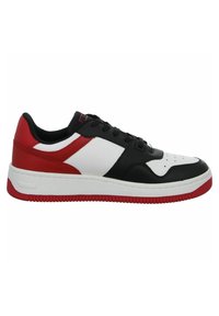 Sneaker da uomo con tomaia in pelle nera e rossa, dettagli in pelle bianca, punta perforata e suola in gomma bianca e rossa.