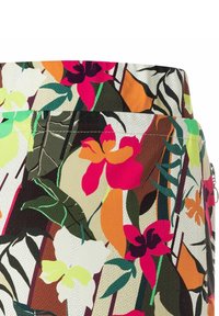 Stof med blomsterprint i livlige farver som pink, orange, grøn og creme, med en tekstureret baggrund og kontrasterende accenter.