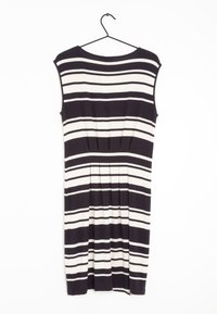 Abito a righe con scollatura rotonda, maniche corte e design plissettato. Rigate in blu navy e bianco su un tessuto leggero. Appeso a un gancio nero.