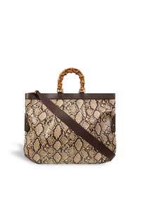 Grote handtas met bruine slangenprint, donkerbruin leren afwerking, handvat in bamboestijl en een verstelbare donkerbruine schouderband.