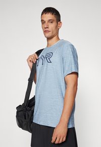 TYR AIRTEC SHORT SLEEVE TEE LARGE LOGO - T-skjorte til trening - denim