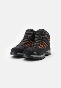 Czarne buty trekkingowe z pomarańczowymi akcentami, wykonane z materiałów siateczkowych i syntetycznych, z ulepszonym bieżnikiem na podeszwie oraz wzmocnionym noskiem dla większej trwałości.