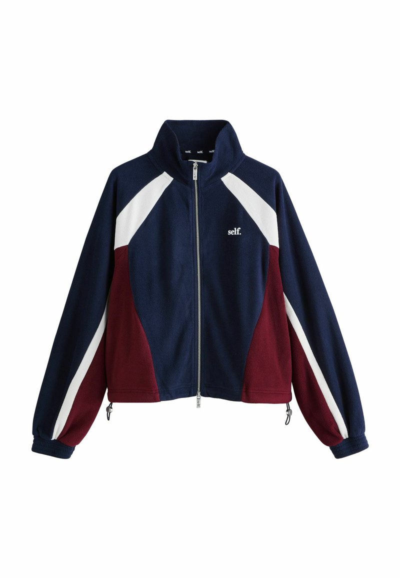 Giacca in fleece blu navy e bordeaux con dettagli bianchi, colletto alto, zip frontale e polsini elasticizzati. Presenta un design corto e un dettaglio del logo.