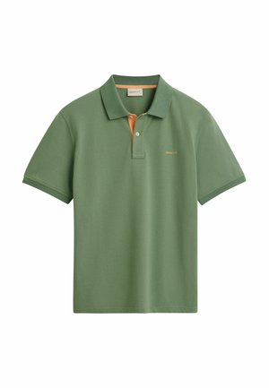 Grünes Poloshirt aus Baumwolle mit kontrastierendem orangefarbenem Kragen. Hat kurze Ärmel, eine Knopfleiste mit drei Knöpfen und ein gesticktes Logo.