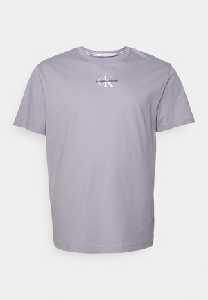 T-shirt Calvin Klein Jeans a maniche corte viola chiaro con scollo rotondo e piccolo logo centrato sul petto.