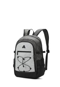 Sac à dos gris et noir avec une finition lisse, équipé de bretelles réglables, d'une poche zippée à l'avant et d'un détail en cordon élastique sur le devant.