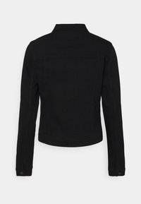 Giacca di jeans nera con una forma aderente, maniche lunghe e polsini con bottoni. Presenta un colletto classico e un dettaglio sul dietro.