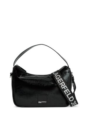 Sort håndtaske med en blank, tekstureret finish. Har et kort håndtag og en aftagelig rem med "LAGERFELD" trykt i hvidt.
