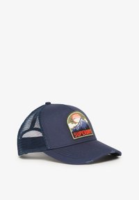 Marineblauwe pet met een mesh achterzijde, voorzien van een ronde geborduurde patch met een berg en zon, en de tekst "SUPERDRY" in het rood.
