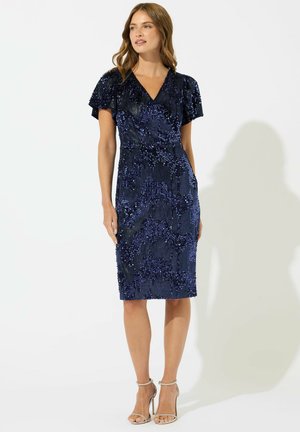 Marineblauwe Paillettenjurk met een getailleerd silhouet, korte vlindermouwen en een knielange zoom. Gladde textuur met ingewikkelde patronen.