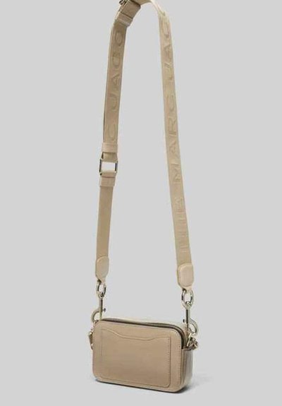 Borsa a tracolla beige con finitura testurizzata, chiusura con zip e tracolla rimovibile con nome del marchio in rilievo. Accentature in metallo argentato.
