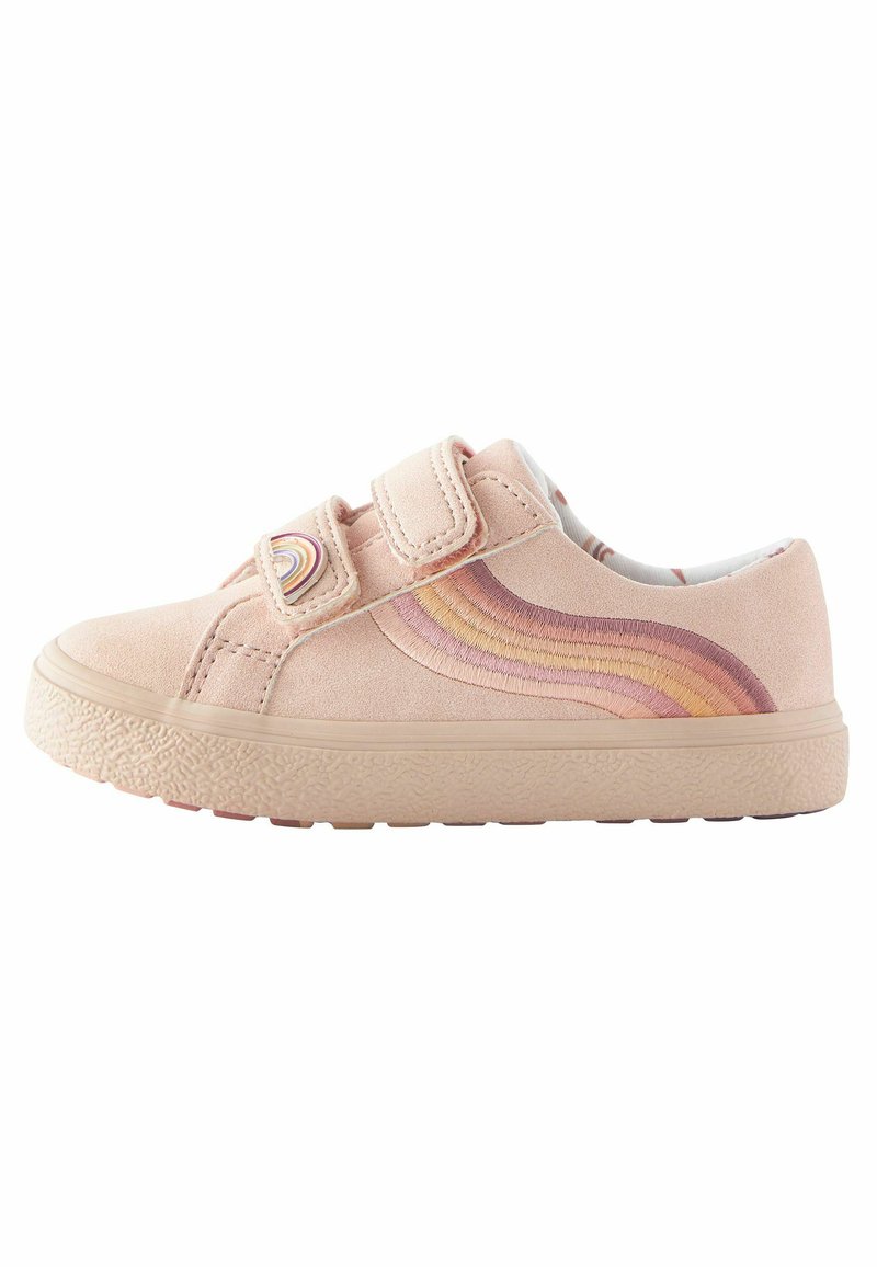 Des baskets en suède beige comportent une sangle Velcro, une semelle en caoutchouc texturé et une broderie arc-en-ciel colorée sur le côté.