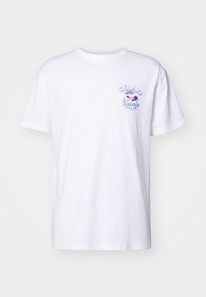 Camiseta blanca de manga corta con un pequeño gráfico colorido que dice "¡RELAX! Tommyje Beach Club" en el lado izquierdo del pecho.