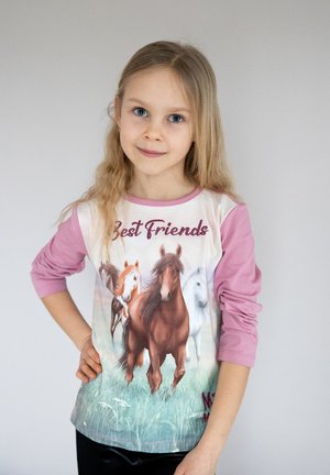 Camicia a maniche lunghe con grafica di un cavallo, colori pastello e la scritta "Migliori Amici." Le maniche sono rosa con il corpo di un colore chiaro.