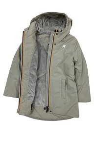 Giacca impermeabile grigia chiara con cappuccio, frontale con zip, strisce di accento arancioni e blu, fodera interna morbida e due tasche laterali.