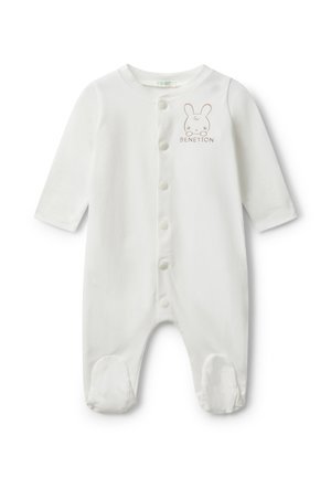 Un body blanc pour bébé en tissu doux, avec des manches longues, un devant à boutons et un motif de lapin avec le texte "BENETTON" sur la poitrine.