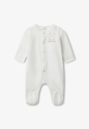 Weißer Baby-Overall aus weichem Stoff, mit langen Ärmeln, Knopfleiste und einer Hasengrafik mit dem Text "BENETTON" auf der Brust.