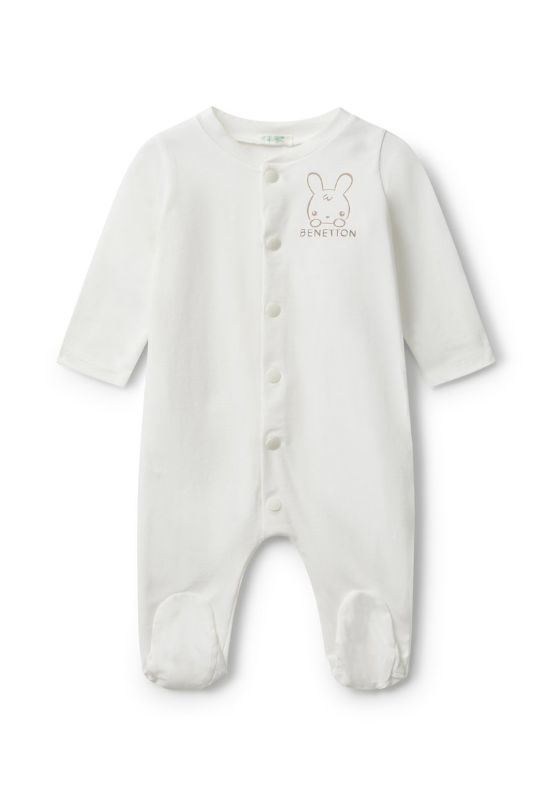 Body blanco para bebé, hecho de tela suave, con mangas largas, parte delantera con botones y un gráfico de un conejito con el texto "BENETTON" en el pecho.
