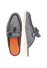 Marine slip-on schoenen versierd met zilveren studs, met een moccasinontwerp, gestikte accenten en een lichtkleurige rubberen zool.