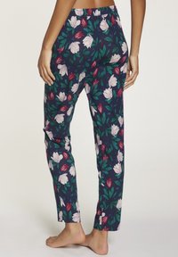 Pantalones de pijama florales con fondo marino, que presentan grandes flores rosas y rojas, hojas verdes, una cinturilla elástica y un corte relajado.
