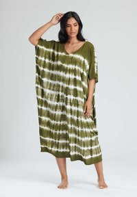 Vestido kaftán de tie-dye verde con escote en V, mangas cortas y corte holgado. La tela suave cae elegantemente con rayas alternas de color blanco.
