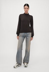 Vero Moda Tall VMMERCURY HIGHNECK  - Neule - chocolate torte