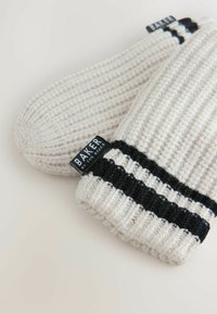 Weiße gestrickte Handschuhe mit strukturiertem Rippenmuster, ausgestattet mit schwarzen Streifen und einem schwarzen Etikett "BAKER" am Bündchen.